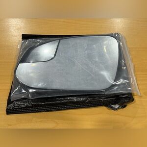 Driver left side heated mirror glass compatible with Toyota RAV 4 2016-2018. New